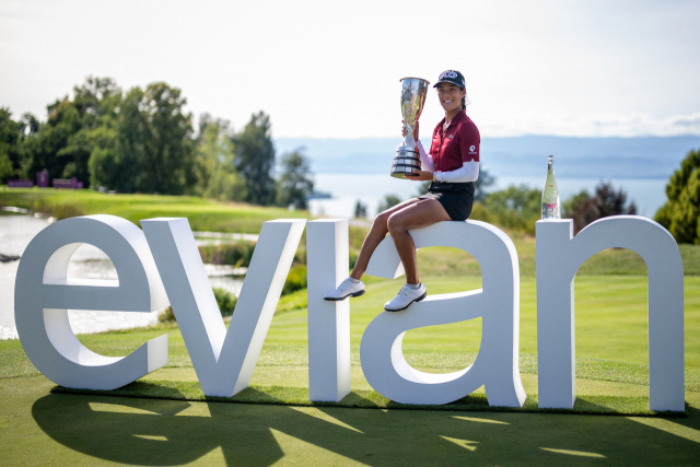 30일(한국시간) 막을 내린 LPGA 투어 메이저대회 아문디 에비앙 챔피언십에서 우승한 셀린 부티에가 대회 상징물 위에 앉아 우승컵을 들어 보이고 있다. 프랑스 국적으로 처음 에비앙 챔피언십에서 우승한 부티에는 태국 출신 부모를 둔 이민자의 딸이다. AFP연합뉴스