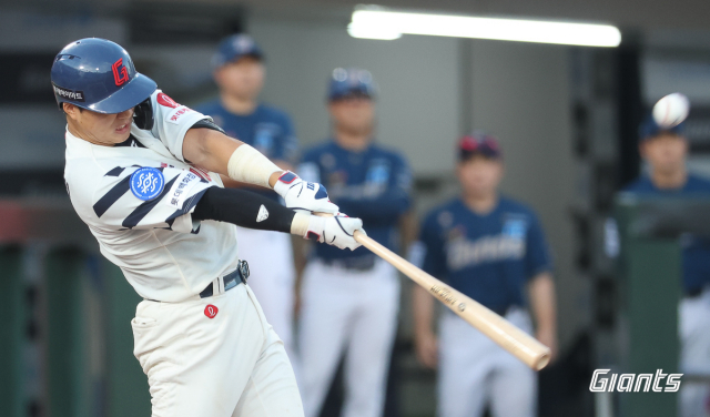 롯데 자이언츠 포수 손성빈은 1일 부산 사직구장에서 열린 NC 다이노스와의 시즌 9차전 경기에서 3회 말 무사 1·3루 상황에서 안타를 뽑아내 팀의 선취점을 뽑아냈다. 롯데 자이언츠 제공