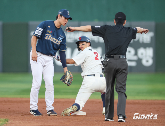 롯데 자이언츠 외야수 김민석은 1일 부산 사직구장에서 열린 NC 다이노스와의 시즌 9차전 경기에서 3회 말 선두타자로 나와 볼넷과 도루로 무사 2루 득점 기회를 만들었다. 김민석은 손성빈의 타석 때 홈에 들어오며 팀의 첫 득점을 기록했다. 롯데 자이언츠 제공