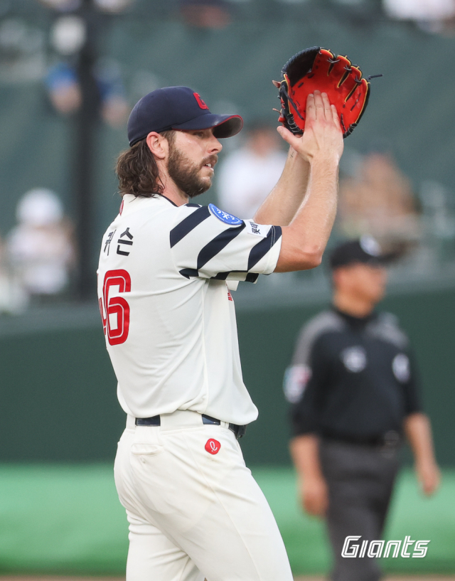 롯데 자이언츠 투수 애런 윌커슨이 1일 부산 사직구장에서 열린 NC 다이노스와의 시즌 9차전 경기에서 2회 우익수 안권수가 펜스 근처로 향한 파울 타구를 잡아내자 감사 인사를 전하고 있다. 롯데 자이언츠 제공