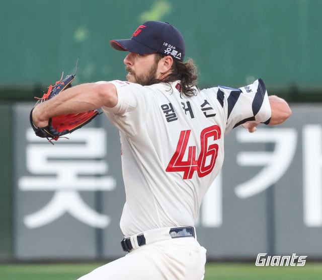 롯데 자이언츠 투수 애런 윌커슨은 1일 부산 사직구장에서 열린 NC 다이노스와의 시즌 9차전 경기에서 6이닝 동안 3실점한 뒤 구승민으로 교체됐다. 롯데 자이언츠 제공