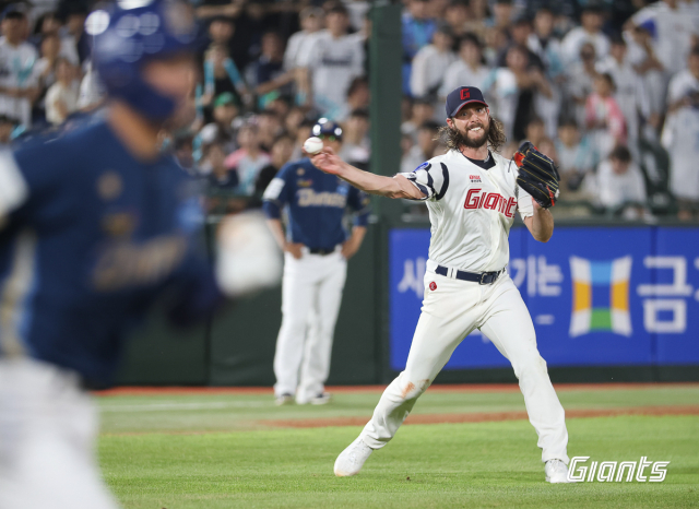 롯데 자이언츠 투수 애런 윌커슨은 1일 부산 사직구장에서 열린 NC 다이노스와의 시즌 9차전 경기에서 6이닝 동안 3실점한 뒤 구승민으로 교체됐다. 윌커슨이 투수 앞 땅볼을 잡아 1루에 강하게 송구하고 있다. 롯데 자이언츠 제공