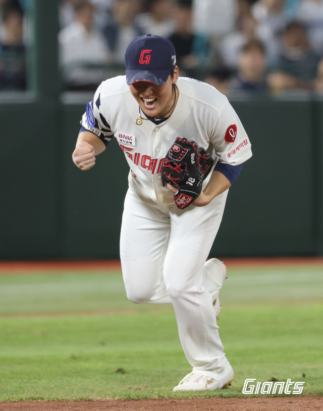 롯데 자이언츠 투수 최준용은 1일 부산 사직구장에서 열린 NC 다이노스와의 시즌 9차전에 8회 마운드에 올라 NC 권희동을 병살타로 처리한 뒤 포효하고 있다. 롯데 자이언츠 제공
