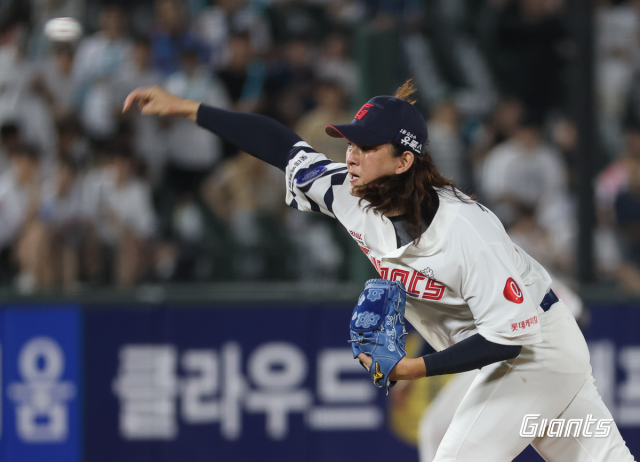 롯데 자이언츠 투수 김원중은 1일 부산 사직구장에서 열린 NC 다이노스와의 시즌 9차전에 9회 마운드에 올랐다. 롯데 자이언츠 제공