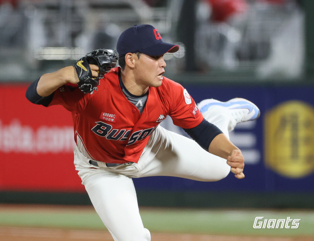 롯데 자이언츠 투수 김진욱은 1일 2군행을 통보 받았다. 롯데 자이언츠 제공