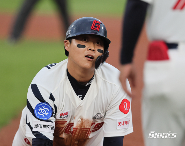 롯데 자이언츠 내야수 한동희는 최근 타격과 수비에서 부진한 모습이 거듭되고 있다. 롯데 자이언츠 제공