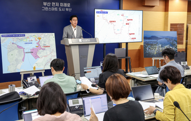 박형준 부산시장이 3일 오전 부산시청에서 55보급창·8부두 이전 계획과 북항 3단계 재개발 계획을 발표하고 있다. 김종진 기자 kjj1761@