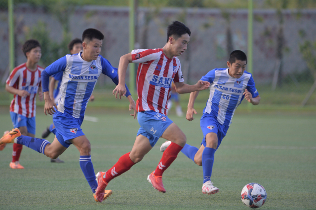 지난 7일 경남 고성군 스포츠파크 4구장에서 열린 제60회 청룡기 전국중학교축구대회 조별리그 2차전 부산 서부SC U15와 FC SAHA U15의 경기에서 FC SAHA의 최민영이 상대 수비수 사이을 돌파하고 있다. FC SAHA가 서부SC에 3-0으로 이겼다.