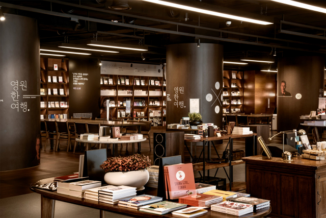 아난티 코브 이터널저니는 대형 서점과 카페의 형태로 여유로운 공간이 특징이다. 아난티 제공