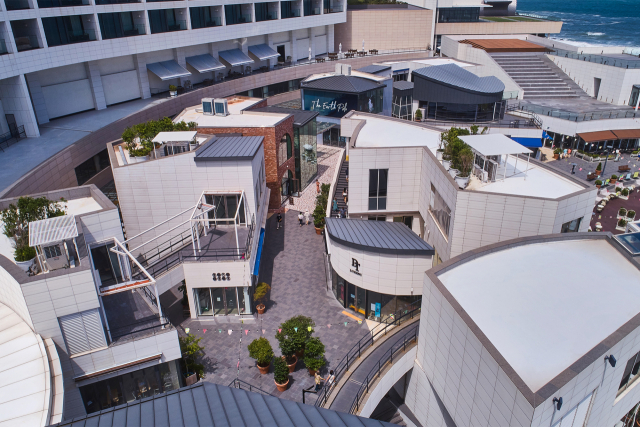 부산 기장군 아난티 코브에서 레스토랑, 편집숍 등 라이프스타일 브랜드들이 모인 아난티타운. 아난티 제공