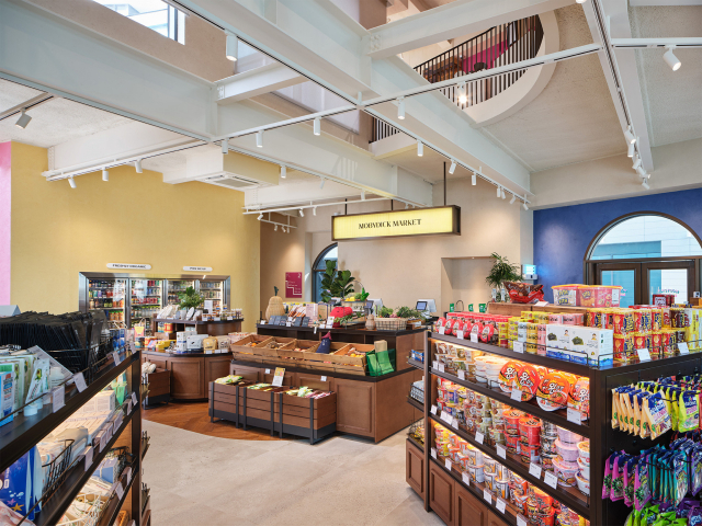 세계 각국의 다양한 식료품이 진열된 모비딕 마켓은 이터널저니에서 가장 인기가 높은 공간이다. 아난티 제공