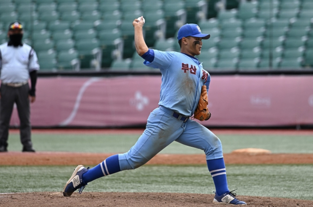 부산중학교 야구부가 14일 열린 제53회 대통령기 전국중학야구대회 준결승전에서 경기 매향중을 4-3으로 꺾고 결승에 진출했다. 부산중 투수 박의진. 부산일보DB