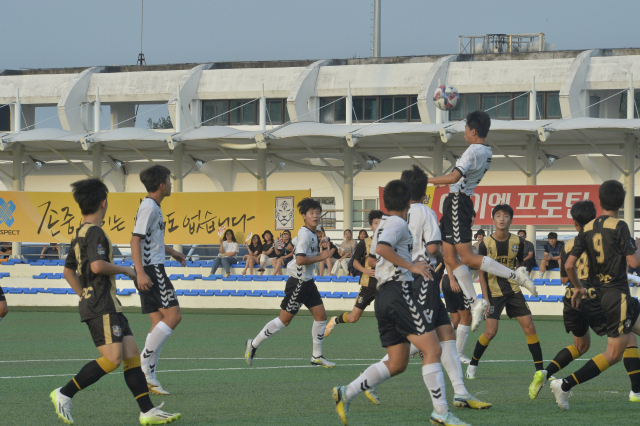 지난 13일 경남 고성군 스포츠파크 4구장에서 열린 제60회 청룡기 전국중학교축구대회 8강전 부산 해운대구FC U15와 전북 완주FC U15의 경기에서 완주FC 선수가 헤더로 공중볼을 따내고 있다. 완주FC가 해운대구FC를 5-1로 대파하고 4강에 진출했다.