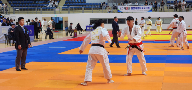 부산광역시유도회는 오는 20일 부산 강서실내체육관에서 제42회 부산광역시장배 유도대회를 연다. 지난 4월 열린 회장배 유도대회 모습. 부산시유도회 제공