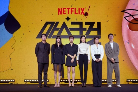 넷플릭스 새 오리지널 시리즈 ‘마스크걸’ 출연 배우들과 김용훈 감독이 16일 서울 종로구 JW메리어트 동대문스퀘어 서울에서 열린 제작발표회에서 포즈를 취하고 있다. 넷플릭스 제공