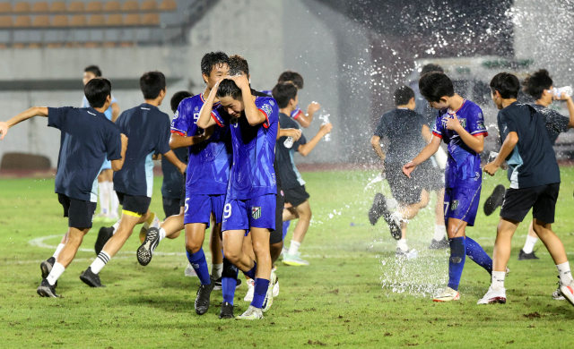 17일 경남 고성군 종합운동장에서 열린 제60회 청룡기 전국 중학교 축구대회 결승전에서 경남 보물섬남해스포츠클럽 U15 선수들이 경남고성FC를 꺾고 우승을 차지한 뒤 축하 세례를 퍼붓고 있다. 정종회 기자 jjh@