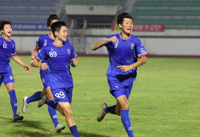 17일 경남 고성군 종합운동장에서 열린 제60회 청룡기 전국중학교축구대회 경남 보물섬남해스포츠클럽 U15와 고성FC U15의 결승전에서 보물섬남해의 허은찬(오른쪽)이 골을 넣은 뒤 세리머니를 하고 있다. 정종회 기자 jjh@