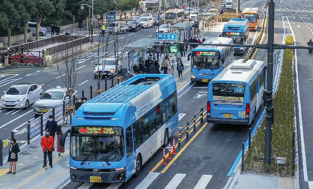 지난해 12월 개통한 롯데백화점 부산본점 앞 중앙버스전용차로의 모습. 부산일보DB