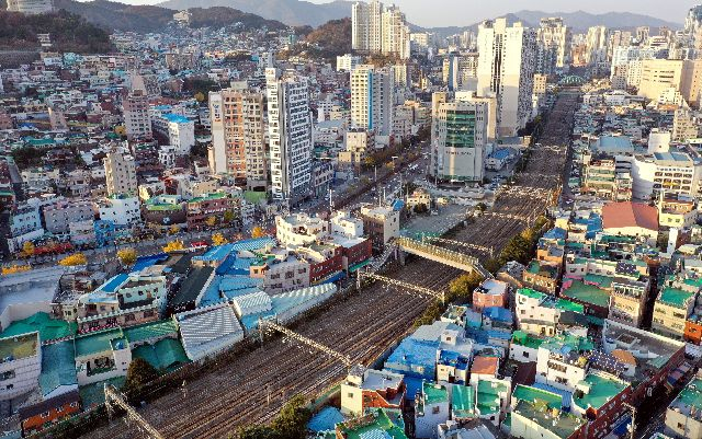 부산 동구 도심을 가로지르는 경부선 철길 모습. 정종회 기자 jjh@