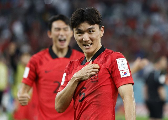 한국 축구 국가대표 미드필더 황인범이 세르비아 수페르리가 명문 츠베르나 즈베즈다로 이적했다. 계약기간은 4년에 이적료는 약 71억 원으로 알려졌다. 지난해 12월 카타르 월드컵에 출전한 황인범. 로이터연합뉴스