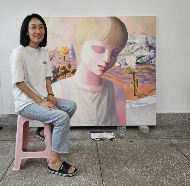 전혜원 작가가 2023년 신작 ‘가상의 정원’ 앞에서 자신의 작업에 대한 이야기를 들려주고 있다. 오금아 기자