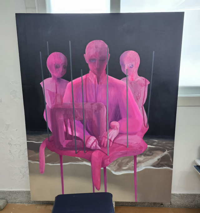 전혜원 작가의 작업실에 놓인 작품 '분홍빛 인물II-산화하는 기억'. 오금아 기자