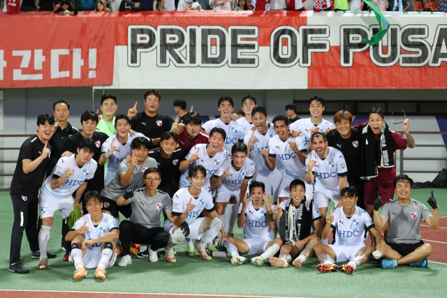 부산아이파크 선수단이 지난 3일 안양 종합운동장에서 열린 K리그2 FC안양과의 원정 경기에서 1-0으로 이긴 뒤 기념촬영을 하고 있다. 한국프로축구연맹 제공