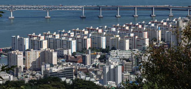 부동산 대출 규제 완화와 기준금리 인하 등으로 이른바 ‘영끌(영혼까지 끌어모은 대출)’ 수요가 다시 꿈틀거리고 있다. 부산 남천 삼익비치 일대 전경. 김종진 기자 kjj1761@