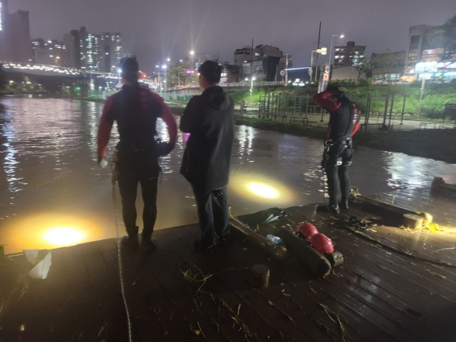 <p>20일 부산소방재난본부에 따르면 이날 오후 5시 48분 금정구 부곡동 온천천에서 한 여성이 물에 빠져 기둥을 붙잡고 있다는 신고가 접수됐다.</p><p><div class='wcms_ad' style= 'text-align: center;'><!-- /17526318/MO_article/mid_336x280(1) --> <div id=