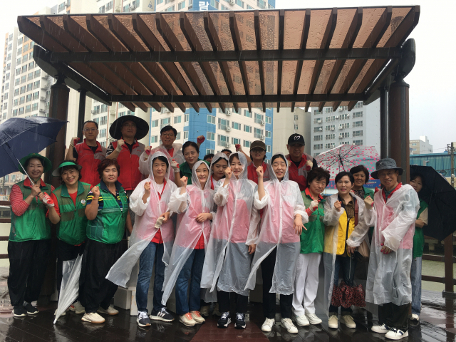 사하구자원봉사센터, EM 흙공 던지기 진행