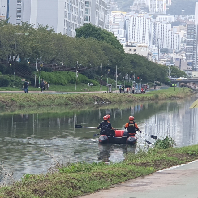 지난 21일 부산 소방과 경찰 등이 포함된 구조대가 부산도시철도 1호선 온천장역 인근에서부터 온천천 하류가 연결되는 수영강 입구까지 5.3㎞ 구간을 수색 중이다. 부산소방재난본부 제공
