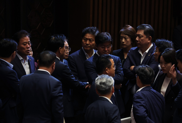 더불어민주당 박광온 원내대표 등이 21일 국회 본회의장에서 이재명 대표 체포동의안 가결이 예상되자 어두운 표정을 짓고 있다. 연합뉴스