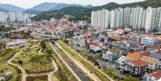 ‘만성 주차난’에 시달리는 율하카페거리와 산책로. 김해시 제공