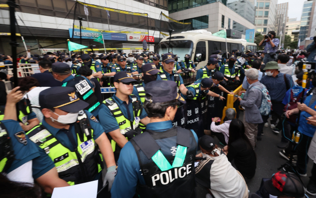 더불어민주당 이재명 대표 체포동의안이 가결된 21일 오후 서울 영등포구 더불어민주당사 앞에서 이 대표 지지자들이 항의하고 있다. 연합뉴스