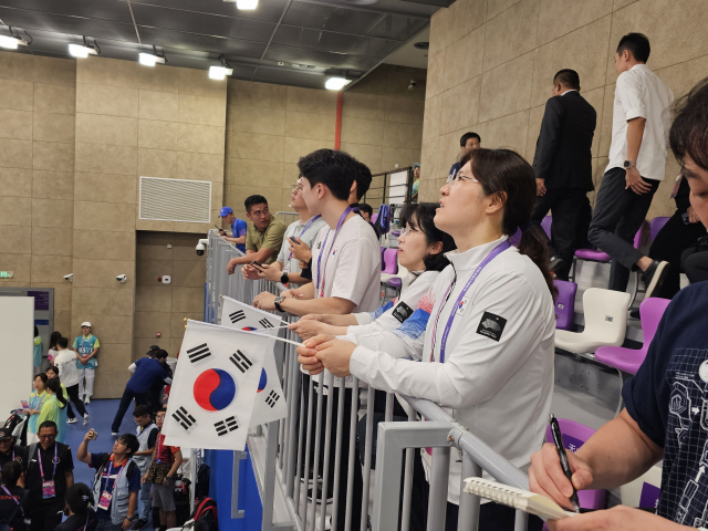 26일 중국 항저우 푸양 인후 스포츠센터에서 열린 2022 항저우 아시안게임 사격 남자 10m 러닝타깃(혼합) 단체전 경기에는 장미란 문화체육관광부 차관이 방문해 한국 선수들을 응원했다. 항저우=김한수 기자 hangang@