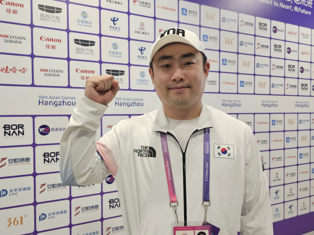 부산광역시청 사격팀 소속인 하광철은 26일 중국 항저우에서 열린 2022 항저우 아시안게임 사격 남자 10m 러닝타깃 혼합 종목에서 단체전 금메달을 따냈다. 하광철은 팀 동료 정유진·곽용빈과 함께 대회 2관왕에 올랐다. 항저우=김한수 기자 hangang@