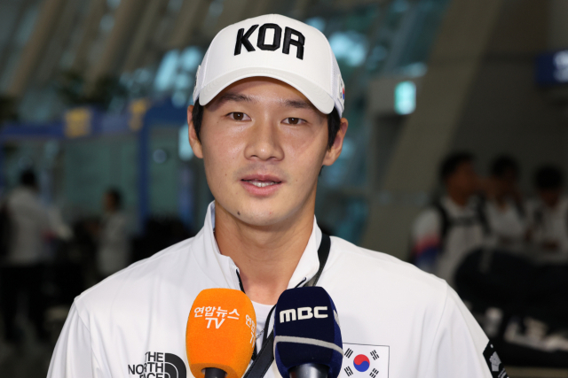 2022 항저우 아시안게임 테니스 대표팀 권순우가 20일 인천국제공항을 통해 중국으로 출국하기에 앞서 취재진과 인터뷰하고 있다. 연합뉴스