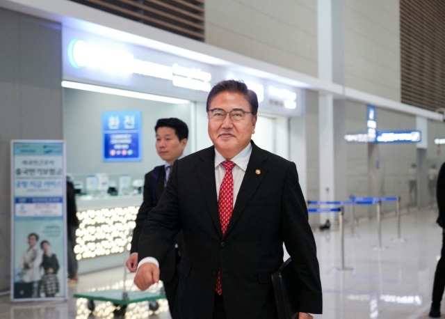 박진 외교부 장관이 다음 달 1일까지 영국과 프랑스를 방문해 한영관계를 논의하고 2030부산엑스포 유치 활동을 펼치기 위해 26일 오전 인천국제공항을 통해 출국하고 있다. 외교부 제공