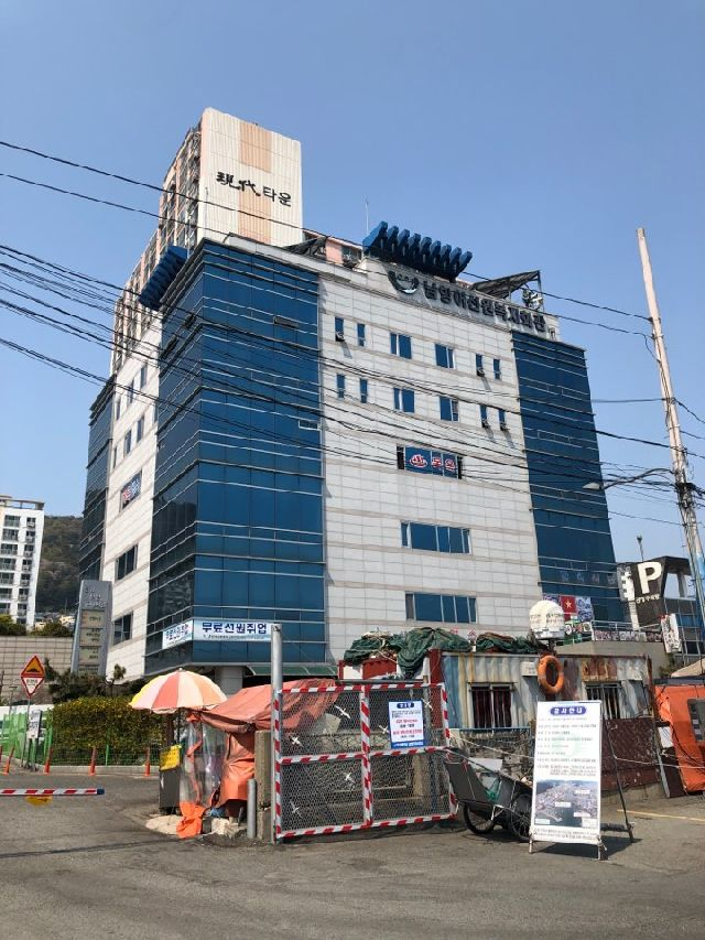 사진은 부산 서구에 위치한 남항어선원복지회관 전경. 부산일보DB