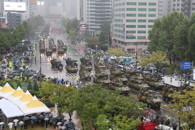 국방부는 건군 75주년 국군의날을 맞아 26일 오후 서울 세종대로 일대에서 2013년 이후 최대 규모의 시가행진을 실시했다. 국군의날은 매년 10월 1일이지만 올해에는 연휴에 끼여 행사가 앞당겨져 진행됐다. 연합뉴스