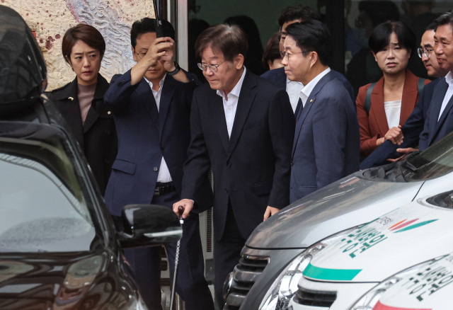 더불어민주당 이재명 대표의 체포동의안 가결 이후에도 민주당은 친명(친이재명계) 단일 체제를 유지하게 됐으나 당내 비명계 역시 결속력을 유지하고 있어 당 기류는 급변할 수 있다는 분석이 나온다. 이 대표가 26일 서울 중랑구 녹색병원에서 서울중앙지법으로 출발하고 있다. 연합뉴스