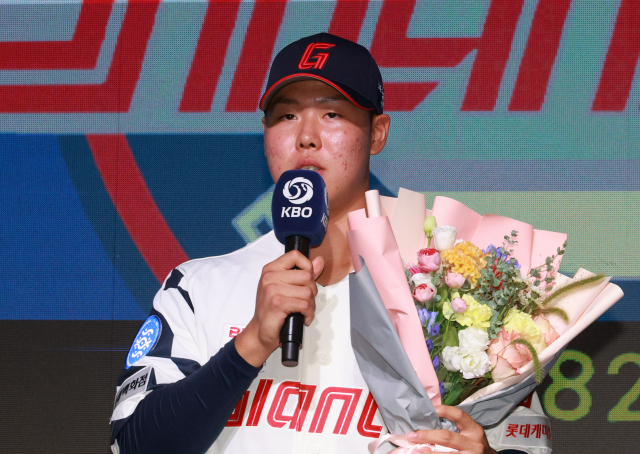 지난 14일 서울 웨스틴 조선호텔에서 열린 2024 KBO 신인드래프트.1라운드에서 롯데 자이언츠에 지명된 전미르(경북고). 연합뉴스