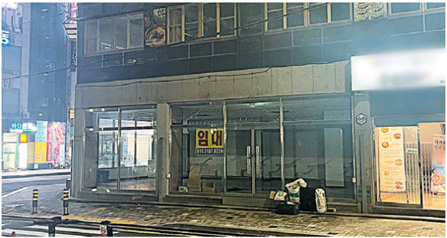 지난 26일 오후 9시 부산 수영구 민락수변공원 일대. 회센터 등 상가가 한꺼번에 없어진 민락수변공원 앞 골목은 어두웠다. 양보원 기자 bogiza@