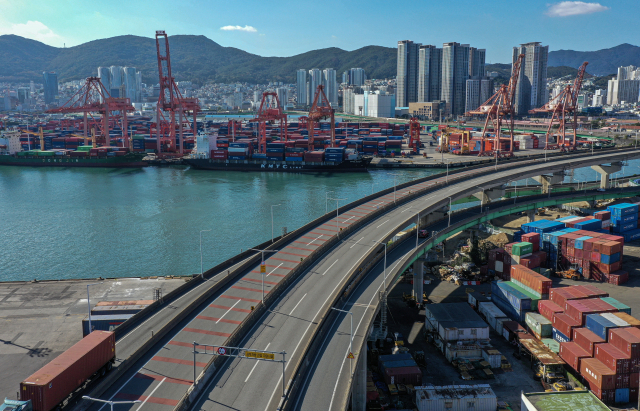 부산 동서고가로 우암고가교 구간. 김종진 기자 kjj1761@