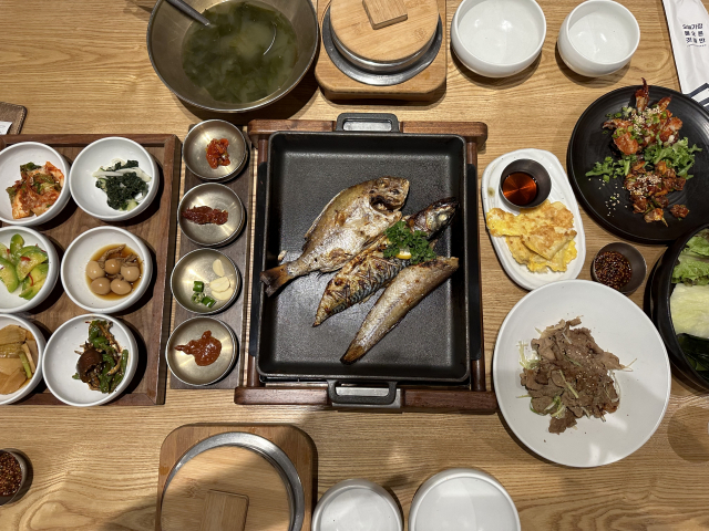 삼천포맛집정서방의 대표 메뉴인 ‘숯불불고기+생선구이 밥상’.