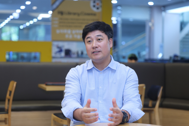 부산외대 김성렬(38) 외교전공 교수는 “힘든 순간 순간에도 노력과 함께 정확한 목표와 비전을 가진다면 어느새 본인이 그리던 목표에 다가가 있을 것”이라고 강조했다. 이재찬 기자 chan@