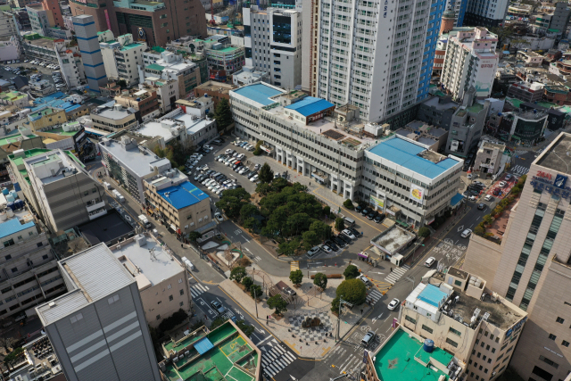 부산 해운대구청 신청사 건립이 본격적으로 추진되면서 현 청사 부지 활용에 대한 개발업계의 관심이 높아지고 있다. 현 해운대구청사 전경. 부산일보DB