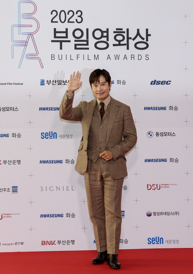 2023 부일영화상이 열린 5일 오후 부산 해운대구 시그니엘에서 레드카펫 행사가 열리고 있다. 배우 이병헌. 김종진 기자 kjj1761@