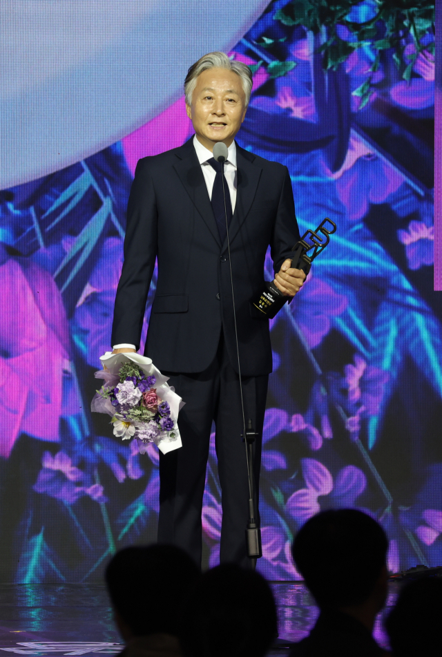 2023 부일영화상 시상식에서 남우조연상을 받은 김종수가 수상 소감을 밝히고 있다. 정대현 기자 jhyun@