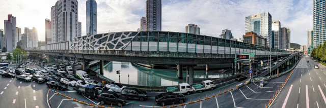 지난 6일 출근 시간대 부산 동서고가로 범내골램프. 김종진 기자 kjj1761@